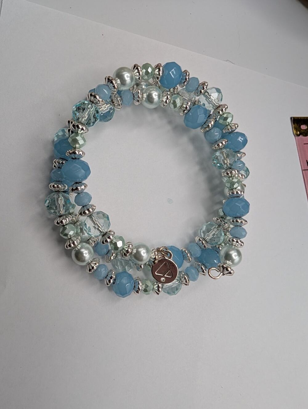 Liz Claiborne Blue Aqua Pearl Beaded Memory Wire Coil Bracelet Charm Fashion